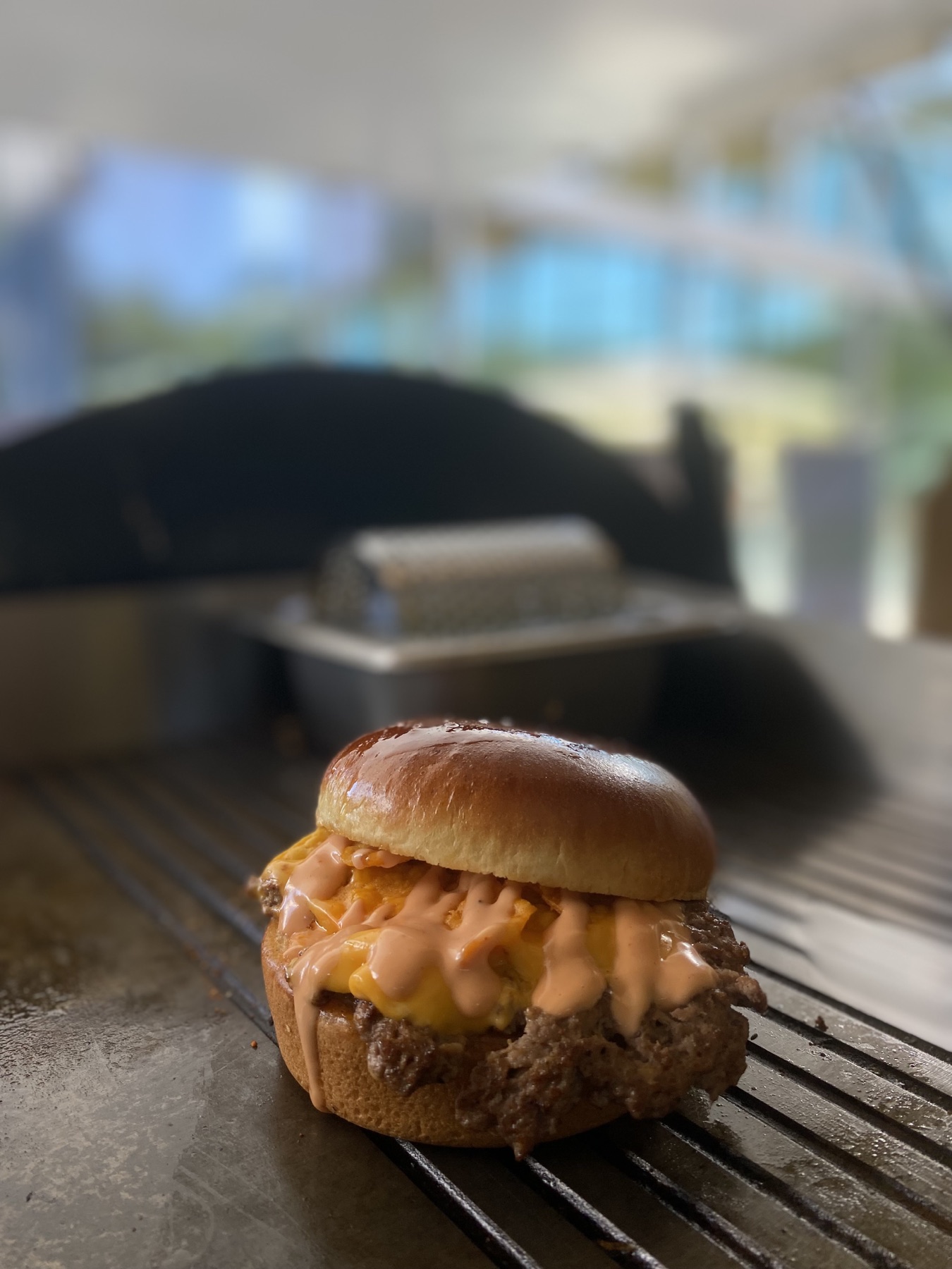Fancy's Special mit geschmolzenem Käse und Sauce auf glänzendem Bun
